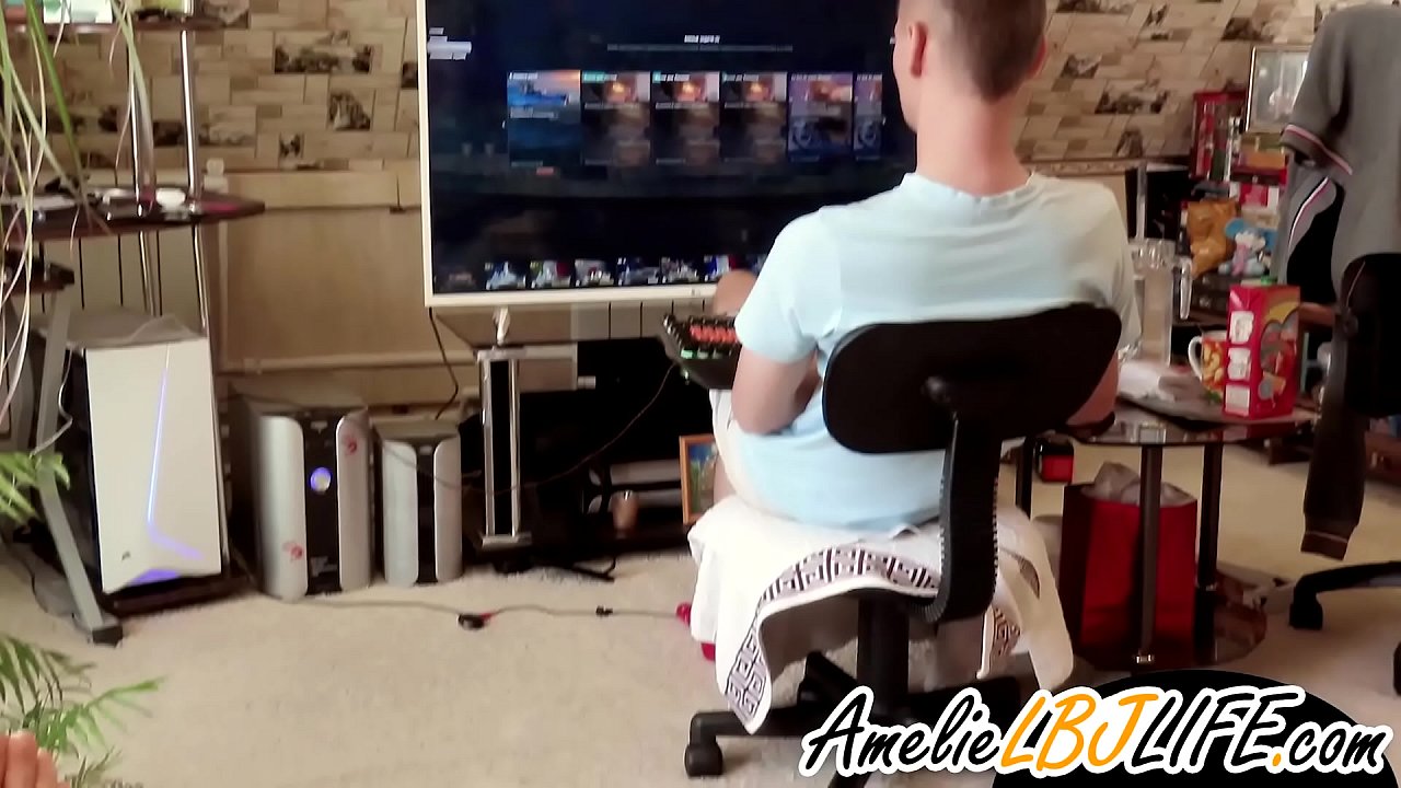 Mtsikana akuseweretsa maliseche ndi chidole chogonana kuti chibwenzi chisewere masewera apakompyuta