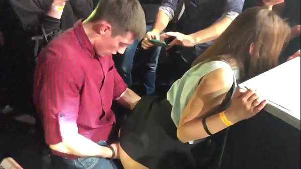 Kugonana kwenikweni mu kalabu yausiku yaku Russia. Mtsikana wazaka 18 waku Russia ku anus ndi nyini adathamangitsidwa mu kalabu yausiku